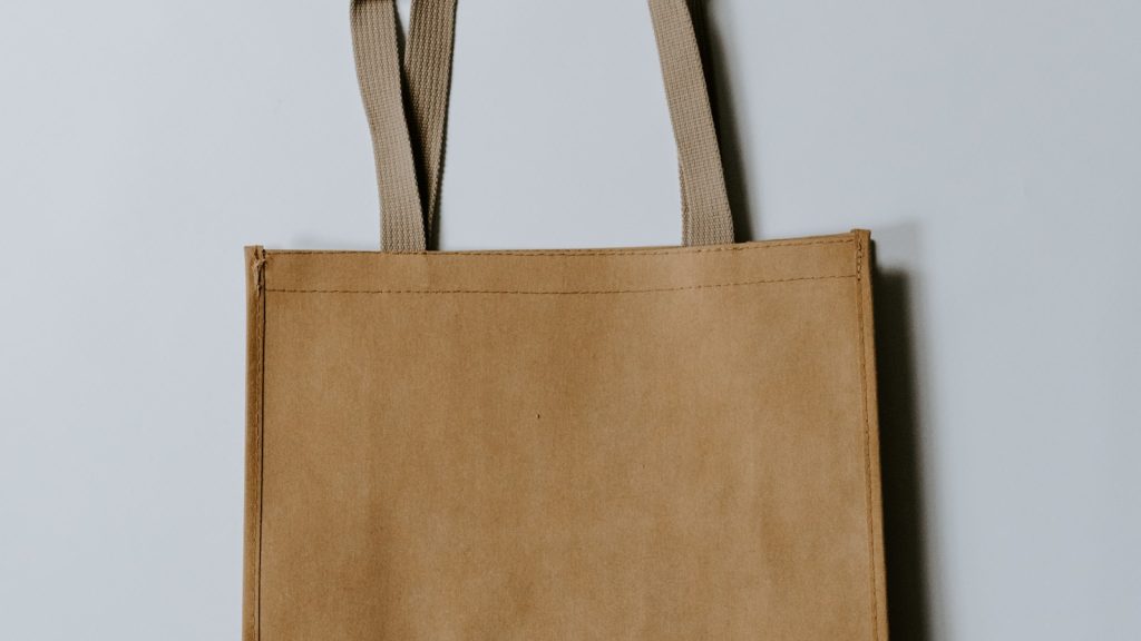 Sac en tissu cousu main posé sur un fond clair, un cadeau simple à réaliser