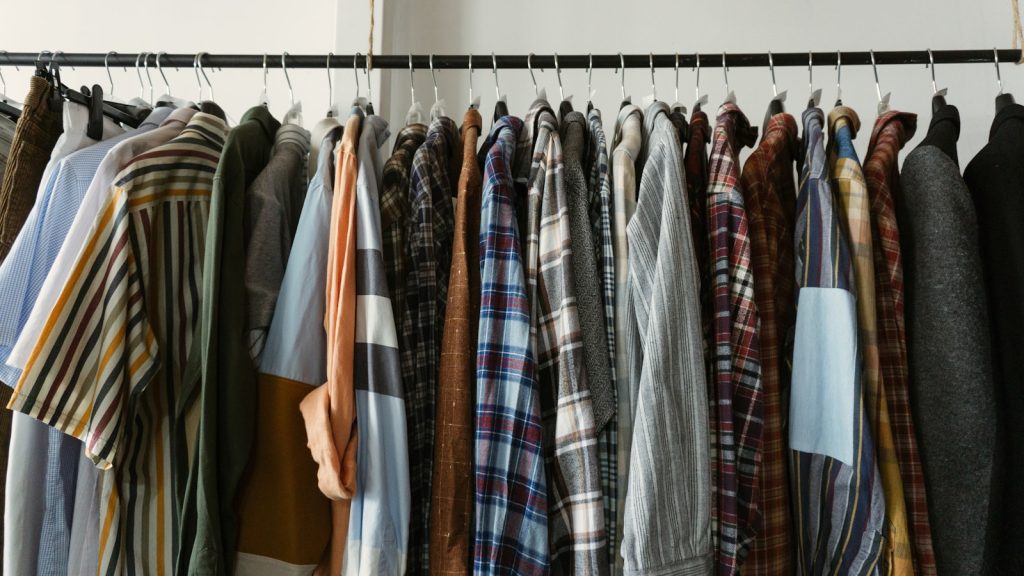 Portant de vêtements variés à transformer, chemises et hauts sur cintres