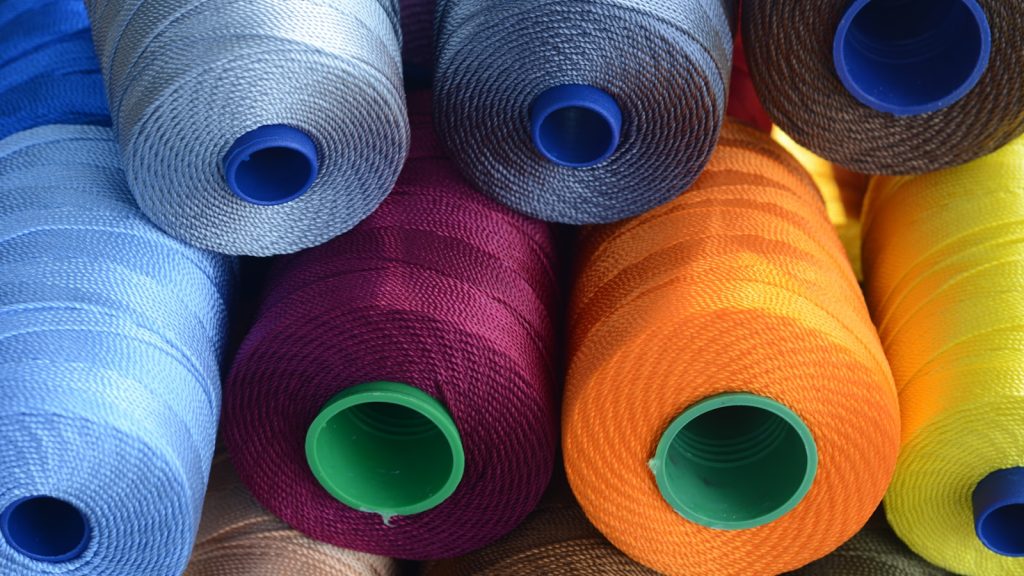 Cônes de fil de surjeteuse de couleurs variées, serrés les uns contre les autres